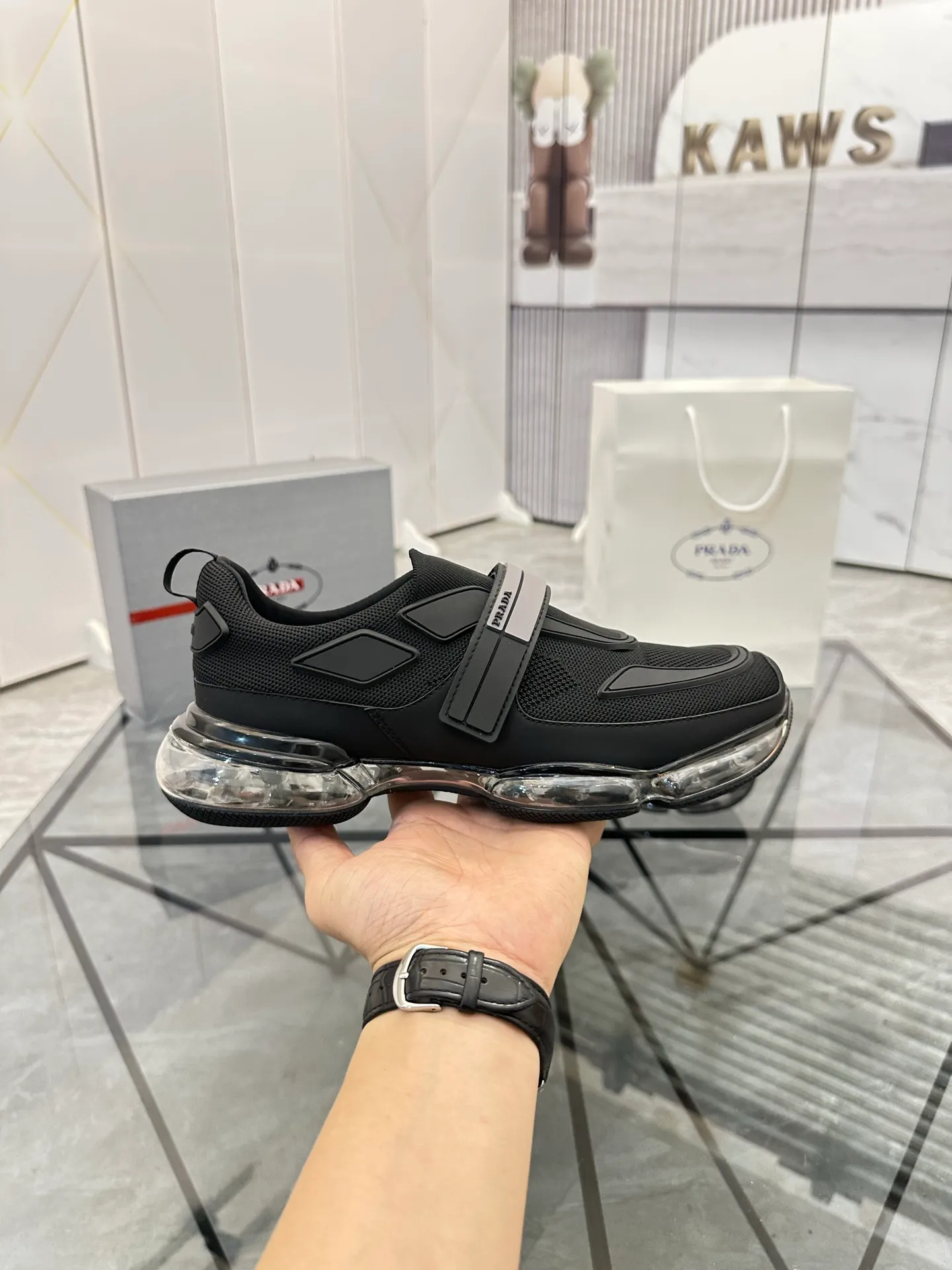 Men's shoes for sale 💰: 💰P660¥ High-end top quality Product trademark: Prada *"Prada*" low-top casual shoes Regular size: 38-45 (can be customized to 46) Product materials: imported breathable fly knit upper, breathable lining, cowhide foot pads, original air cushion outsole. No.: 001